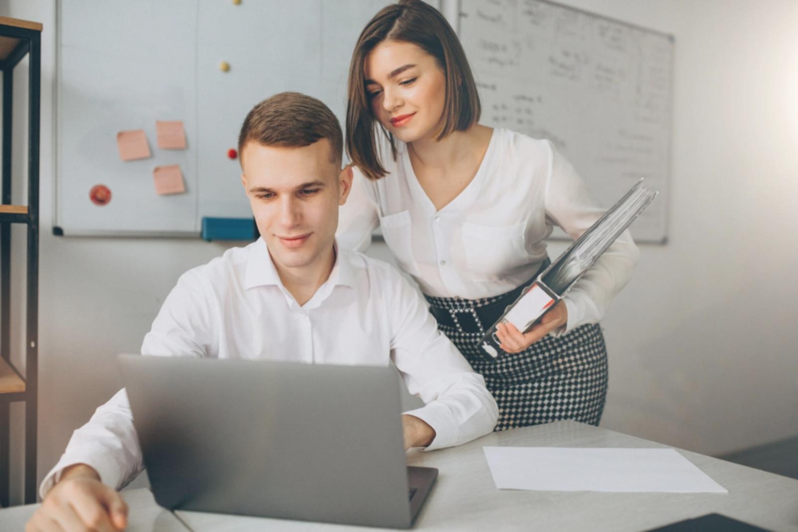 Equipo de nuvyrosentiq trabajando en estrategias financieras personalizadas